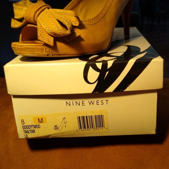 Women's Shoes - Picture 1 of 5